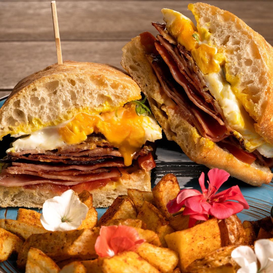 אנטיגואה גואטמלה Adra Hostel מראה חיצוני תמונה A ham and egg breakfast sandwich
