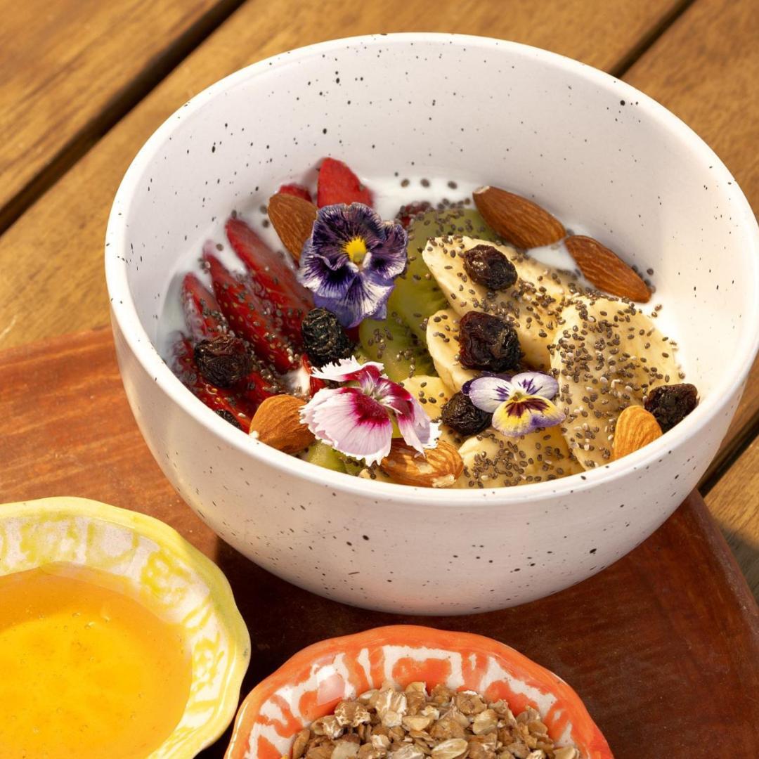 אנטיגואה גואטמלה Adra Hostel מראה חיצוני תמונה A fruit salad with edible flowers