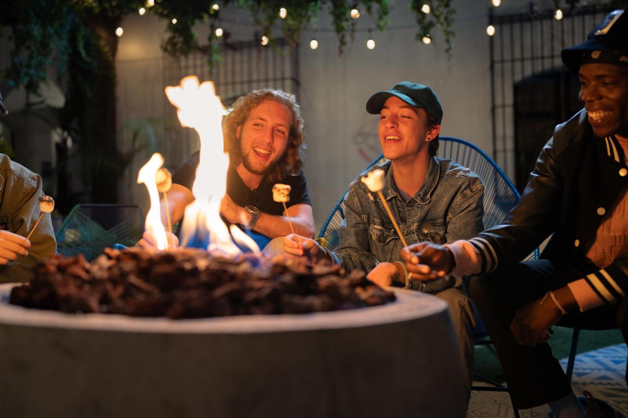 אנטיגואה גואטמלה Adra Hostel מראה חיצוני תמונה Marshmallows roasting over a fire