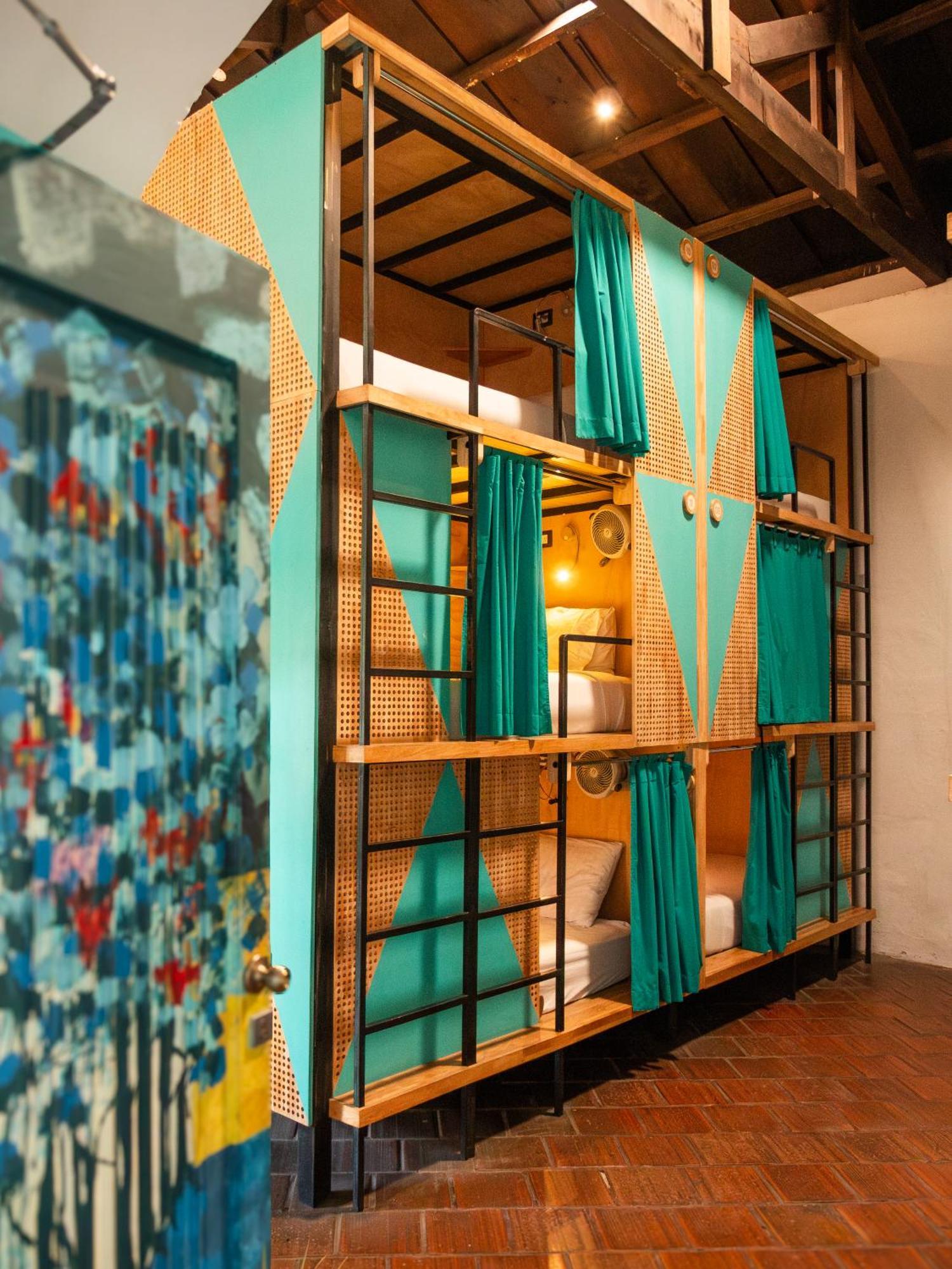 אנטיגואה גואטמלה Adra Hostel מראה חיצוני תמונה A capsule hotel in Tokyo