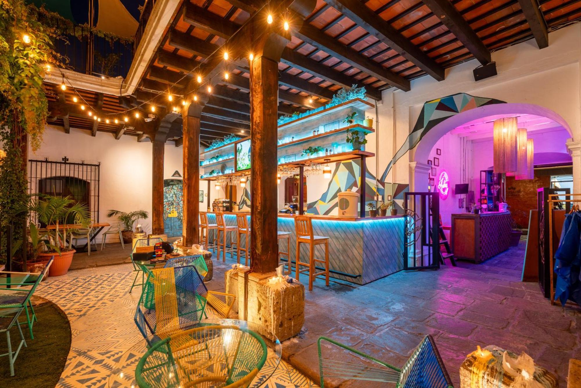 אנטיגואה גואטמלה Adra Hostel מראה חיצוני תמונה The interior of the nightclub
