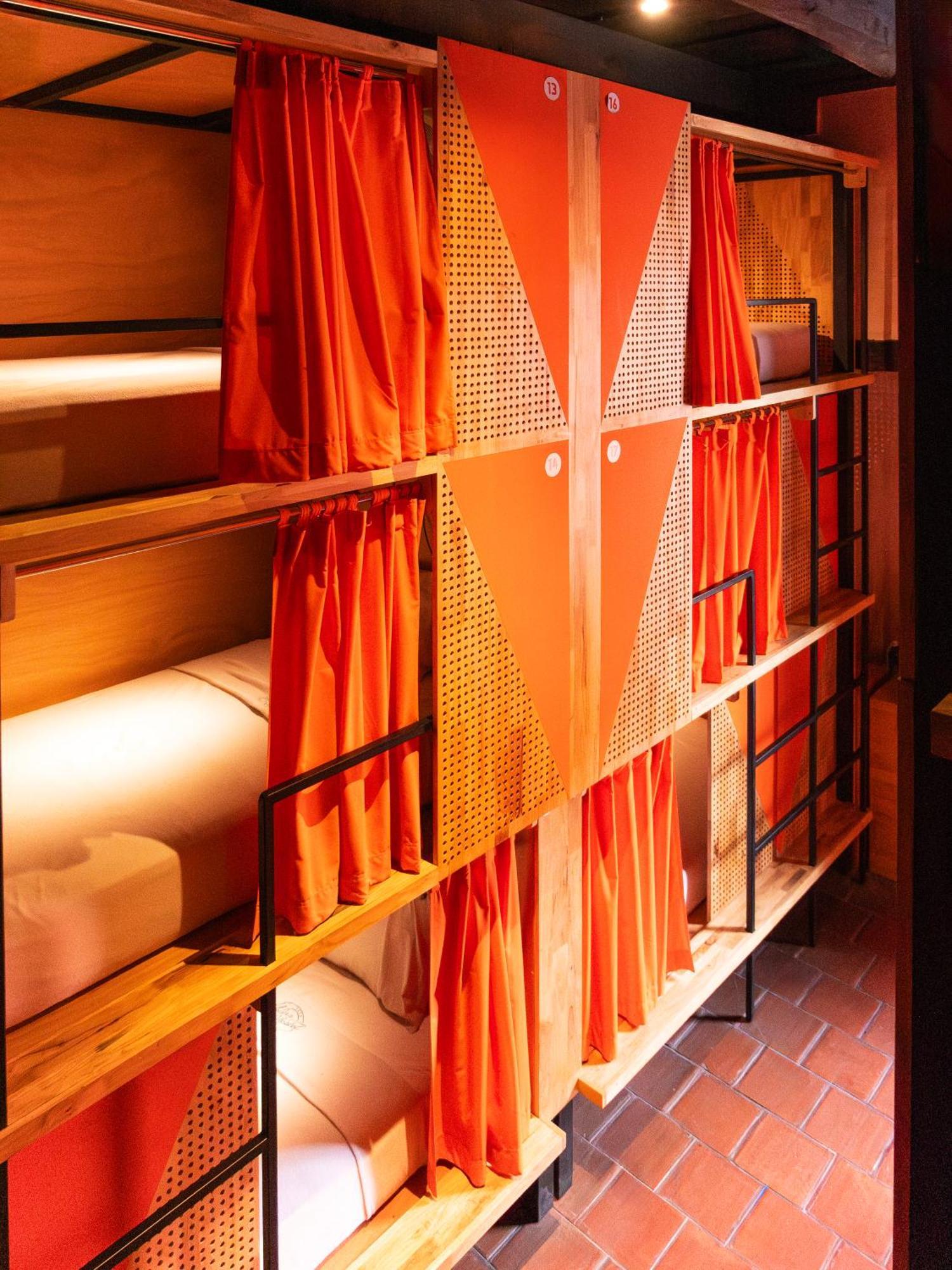 אנטיגואה גואטמלה Adra Hostel מראה חיצוני תמונה Curtains in a capsule hotel
