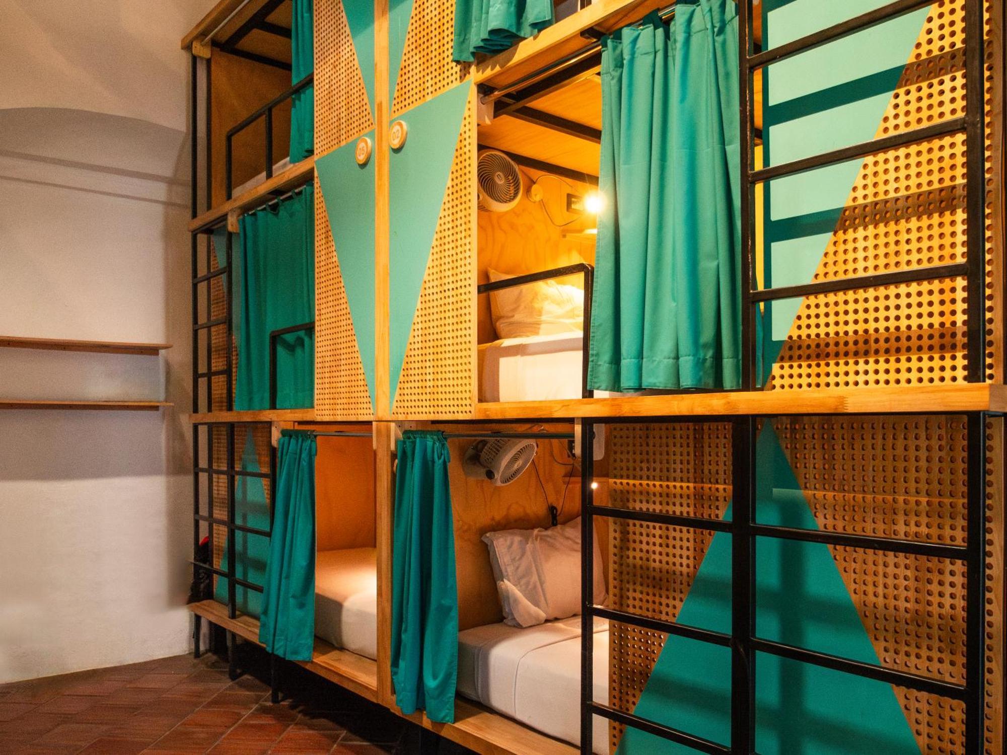 אנטיגואה גואטמלה Adra Hostel מראה חיצוני תמונה A capsule hotel in Tokyo