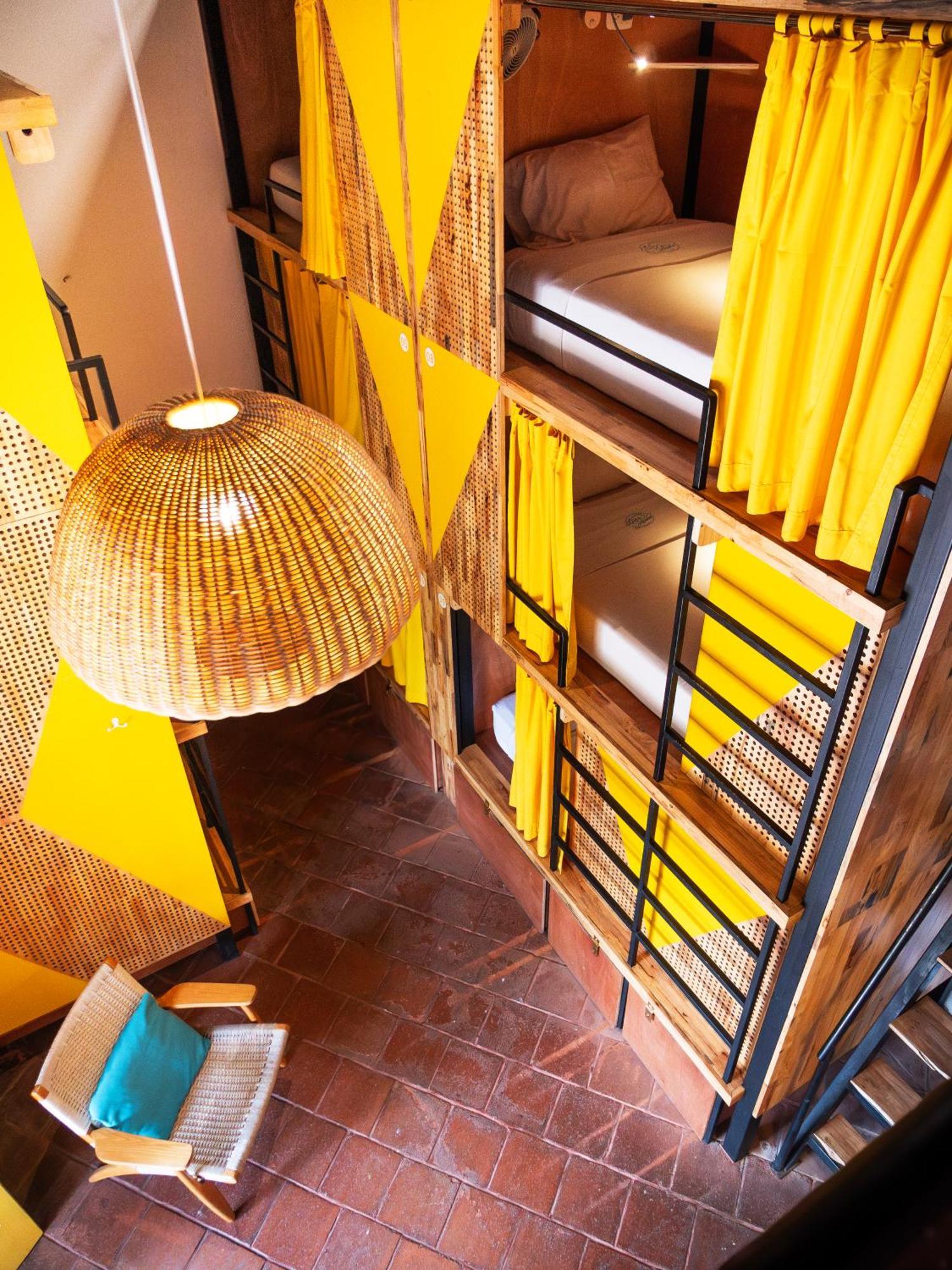 אנטיגואה גואטמלה Adra Hostel מראה חיצוני תמונה Interior of the library